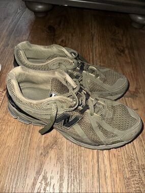 New Balance Men's Olive/Tan Athletic Sneakers